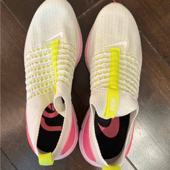 Women’s Nike - Picture 2 of 2